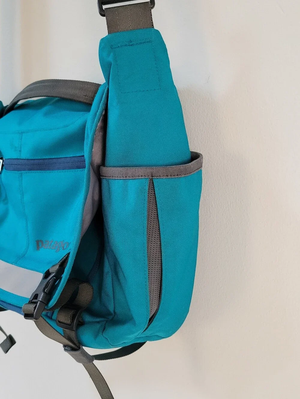 Patagonia Half Mass Messenger Crossbody Bag Unisex OS Travel Hiking Outdoor
